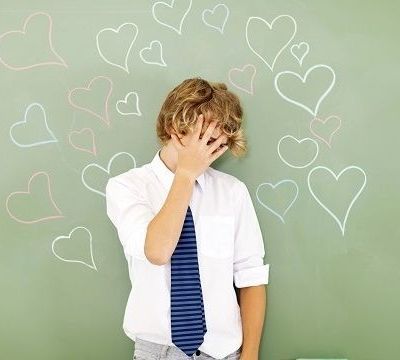 Ο έφηβος γιος μου, πιστεύει ότι δεν αρέσει στα κορίτσια και ντρέπεται να τα πλησιάσει. Μπορώ να τον βοηθήσω;