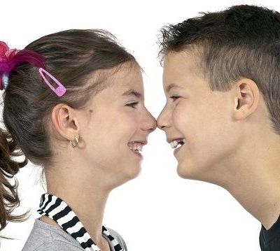 «H 10χρονη κόρη μου κλείνεται στο δωμάτιό της με τον συμμαθητή της και δε μ' αφήνει να μπω. Πώς να το χειριστώ;»