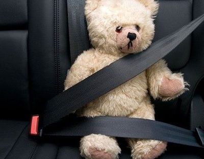 Θα αφήνατε το παιδί σας να το συνθλίψουν 3 τόνοι; Τότε γιατί το αφήνετε λυτό στο αυτοκίνητο; Γράφει η Ελένη Κεχαγιά