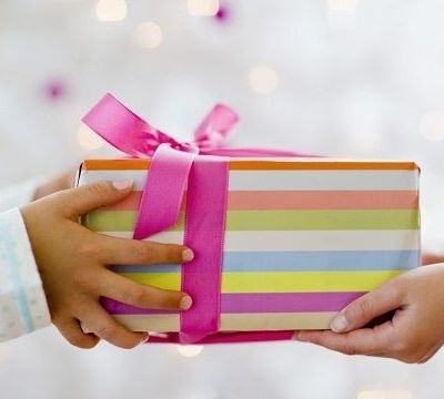 Aπό πότε το παιδάκι που έχει γενέθλια, πρέπει να κάνει δώρα στους φίλους του; Γράφει η Ελένη Κεχαγιά