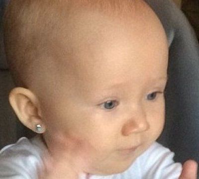 Ποιο διάσημο ζευγάρι τρύπησε τα αυτάκια της κορούλας του ενώ ακόμη δεν έχει... χρονίσει; (εικόνες)