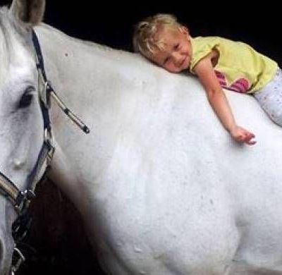 Αυτό το βίντεο θα σε «αγγίξει»! Κοριτσάκι βγάζει βόλτα ένα ξεχωριστό άλογο