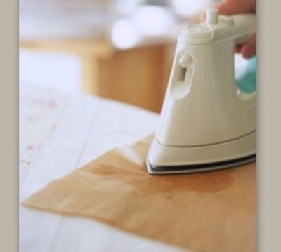 Έσταξε κερί στα ρούχα! Πώς βγαίνει;