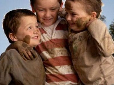 Το παιδί μου λερώθηκε με λάσπη. Πώς θα βγει ο λεκές;