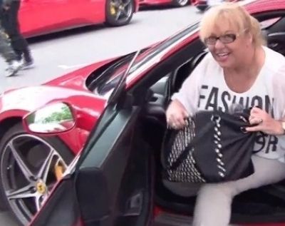 Δεν φαντάζεστε τι έγινε όταν έβαλε... την μητέρα του να οδηγήσει μια Ferrari! (βίντεο)
