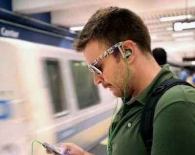 Δείτε πόσο εύκολα μπορεί κάποιος να σας κλέψει το κινητό σας στο Μετρό!