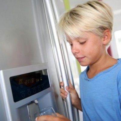 Πόσο νερό πρέπει να πίνουν τα παιδιά ανά ηλικία και φύλο (πίνακας)