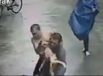 Απίστευτο! Αντρας σώζει παιδάκι που πέφτει από το μπαλκόνι! (βίντεο)