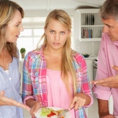 Πανελλήνιες εξετάσεις: Προστασία των παιδιών από την «υπερπροστασία» των γονιών