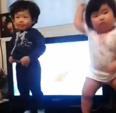 Στρουμπουλό μωρό τρέλανε το YouTube με το χορευτικό του (βίντεο)