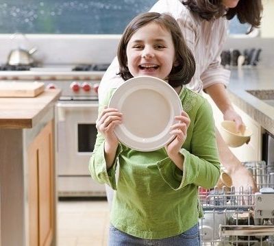 Το χάος της κουζίνας όταν έχεις μικρά παιδιά και η λύση στο καθημερινό πλύσιμο των πιατών!