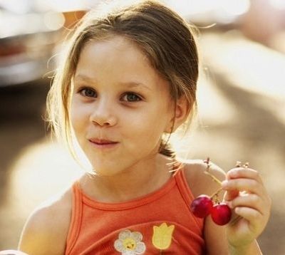 Το παιδί μου ενώ έτρωγε κεράσια, λερώθηκε! Πώς βγαίνει ο λεκές;