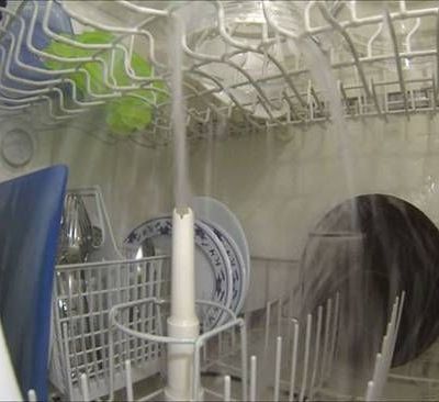 Τι συμβαίνει μέσα στο πλυντήριο πιάτων; (βίντεο)