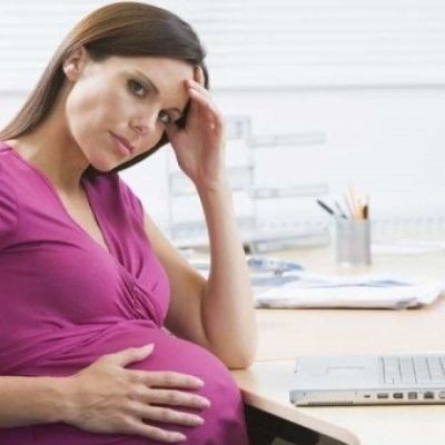 Πονοκέφαλος στην εγκυμοσύνη: Τι μπορεί να υποδεικνύει το σύμπτωμα