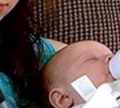 Μαμά ετών 16: Πώς είναι να μεγαλώνεις παιδί σε μια κοινωνία που σε θεωρεί «αποτυχημένη»;