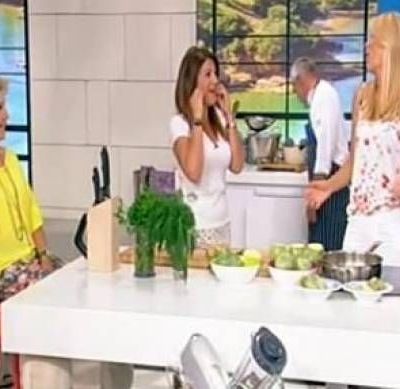 Η Φαίη Σκορδά έφτιαξε τούρτα και ο Γιαννάκης της έκανε παρατήρηση!