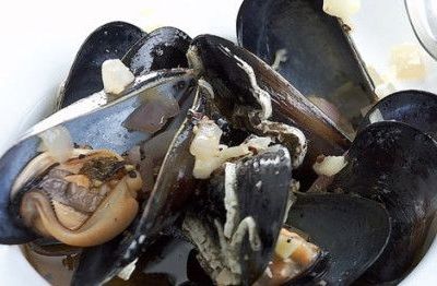 Συνταγή για μύδια αχνιστά με σκόρδο και μπίρα