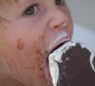 Το παιδί μου λέρωσε τα ρούχα του με παγωτό σοκολάτα. Πώς βγαίνει ο λεκές;