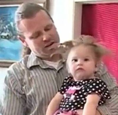 Γεννήθηκε με τα μαλλιά όρθια γιατί η μητέρα της χτυπήθηκε από κεραυνό! (εικόνες και βίντεο)