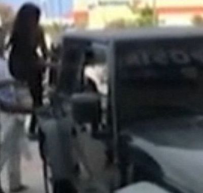 Αφησε τα παιδιά της στο αυτοκίνητο με κλειστά τα παράθυρα για να κουρευτεί! Πανικόβλητοι περαστικοί τα έσωσαν σπάζοντας τα τζάμια (εικόνες, βίντεο)