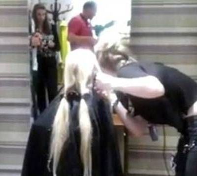 Μεγαλείο παιδικής ψυχής: Έκοψε τα μαλλιά της για τα παιδιά με καρκίνο (εικόνες)