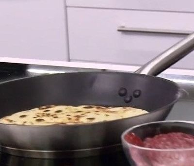 Υπέροχη συνταγή για πίτσα με ζυμάρι τηγανόψωμου