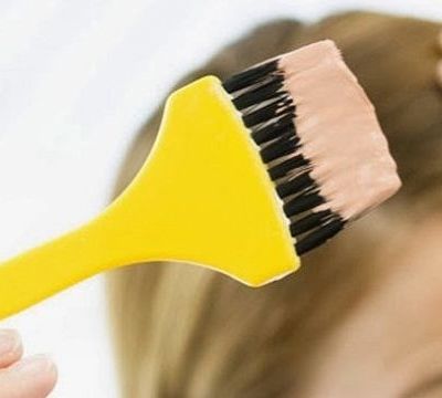 Δε θα πιστεύετε πώς βγαίνει η βαφή μαλλιών από ένα έπιπλο του μπάνιου!