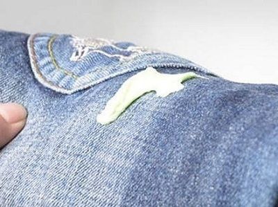 Κόλλησε τσίχλα στο αγαπημένο μου ρούχο. Τι μπορώ να κάνω;