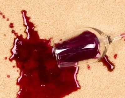 Δε θα πιστεύετε πώς βγαίνει ο λεκές από κόκκινο κρασί αν πέσει στο χαλί σας!