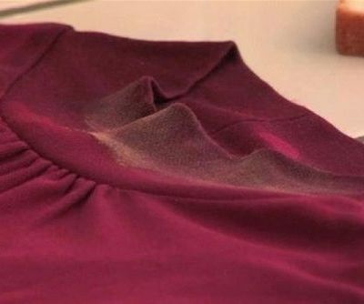 Δε θα πιστεύετε πώς βγαίνει ο λεκές από μέικ απ στα ρούχα!