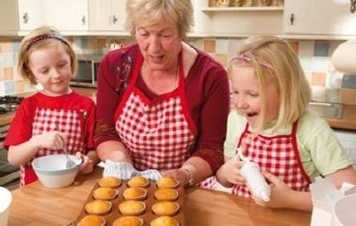 Τι να κάνω όταν οι παππούδες κακομαθαίνουν τα παιδιά στο φαγητό; Από τη διατροφολόγο Ευσταθία Παπαδά