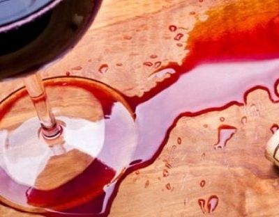 Δεν πάει ο νους σας πώς βγαίνει ο λεκές από κρασί!