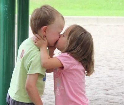 Τι πρέπει να κάνουμε αν το παιδί μας φιλήσει ένα άλλο παιδί στο στόμα;