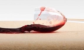 Δεν πάει ο νους σας πώς εξαφανίζεται ο λεκές από κρασί!