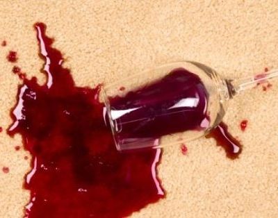 Δεν πάει ο νους πώς βγαίνει το κόκκινο κρασί από το τραπεζομάντηλο!