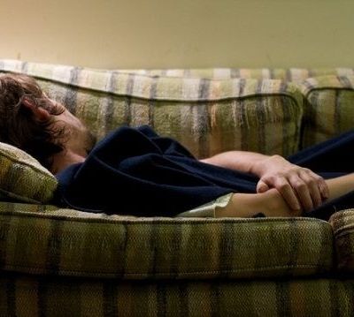 «Ο σύζυγός μου δεν κοιμάται πια στο κρεβάτι μας αλλά στον καναπέ όταν τσακωνόμαστε. Πώς μπορεί να επηρεάσει αυτό τα παιδιά μας;»