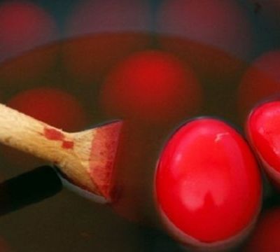 Λερώθηκα ενώ έβαφα τα αυγά. Αυτό είναι το κόλπο για να εξαφανιστεί ο λεκές