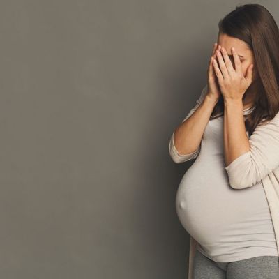 Κατάθλιψη και εγκυμοσύνη: Αίτια, συμπτώματα και επικινδυνότητα