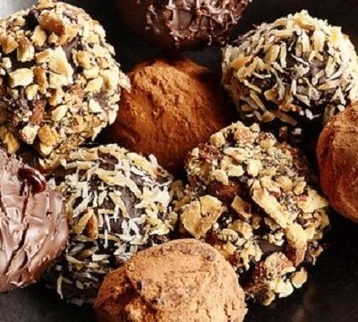 Φτιάξτε με τα κουλουράκια του Πάσχα που σας έχουν περισσέψει λαχταριστά και πανεύκολα τρουφάκια!