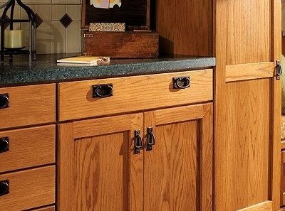 Έτσι θα απομακρύνετε τις δαχτυλιές και τις βρωμιές από τα ντουλάπια της κουζίνας