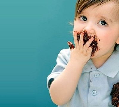 Ουπς! Λερώθηκα με παγωτό σοκολάτα. Τι να κάνω;