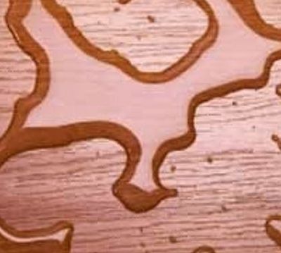 Δεν πάει ο νους σας με τι υλικό φεύγει ο λεκές από ξύλινο τράπεζι!