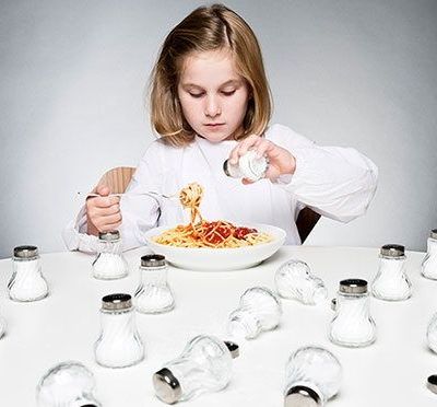 Σε ποιες τροφές «κρύβεται» το αλάτι και πώς θα το μειώσουμε στη διατροφή μας;