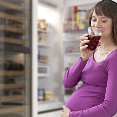 «Είμαι έγκυος, κάνει να πίνω αναψυκτικά; Μήπως το ανθρακικό προκαλεί κώφωση στο έμβρυο;»