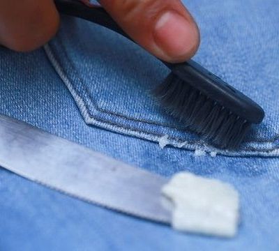 Πώς να βγάλετε την τσίχλα από τα ρούχα (βίντεο)