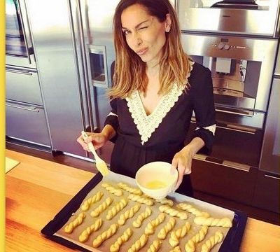 Η Δέσποινα Βανδή φτιάχνει πασχαλινά κουλουράκια! Αυτή είναι η συνταγή της!