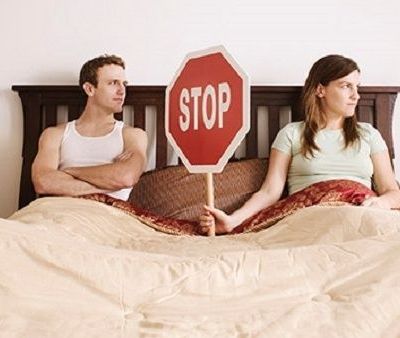 Πώς μπορεί μια γυναίκα να αντιμετωπίσει την κολπική ξηρότητα; Τι μπορεί να κάνει ο σύντροφός της;