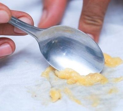 Πώς να καθαρίσετε εύκολα το λεκέ από μπανάνα στα ρούχα