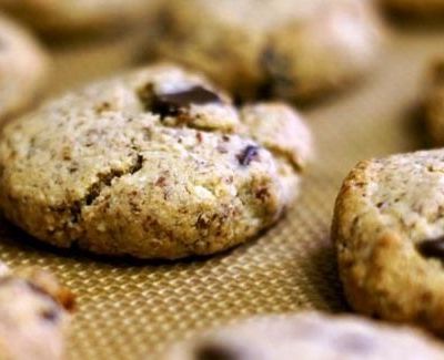 Νηστίσιμα κουλουράκια με αλεύρι φουντουκιού και σοκολάτα υγείας