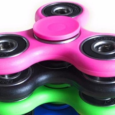 Fidget Spinner: Το νέο παιχνίδι που έχει ξετρελάνει τα παιδιά, εγκυμονεί κινδύνους;